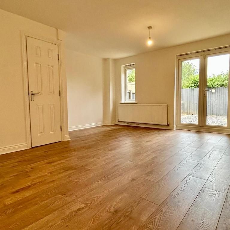 4 bedroom semi-detached house to rent - Photo 1