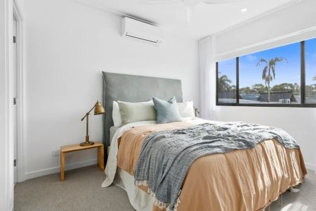 Stylish 2 Bedroom home with private court yard - Photo 4