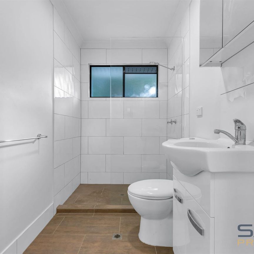 BREAK LEASE - Beautifully Renovated 2-Bedroom Villa – Gordon Park Gem! - Photo 1