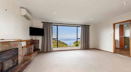 Three Bedroom Property with Sea View - Photo 2