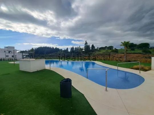 Alquiler de piso en Calle Aralia - Photo 1