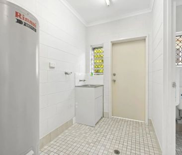 90 Petersen Street, Freshwater. - Photo 3