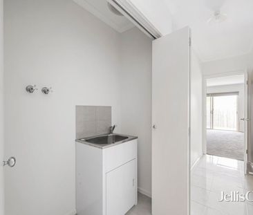 Townhouse close to everything! - Photo 6