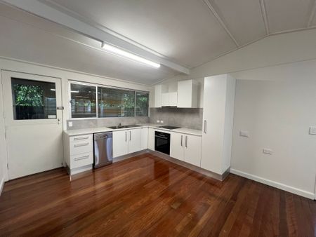 Recently Renovated - Family Home in Margate - Photo 4