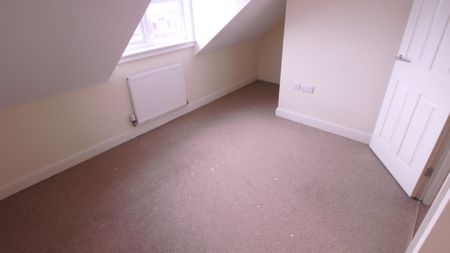 4 Bedroom Semi-Detached House - Photo 5