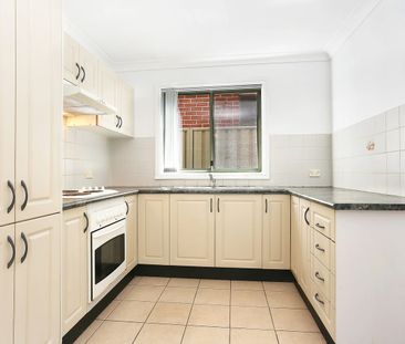 Spacious Townhouse - Photo 2