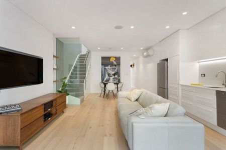 Peaceful 3 bed designer sanctuary of exquisite style & quality - Photo 2