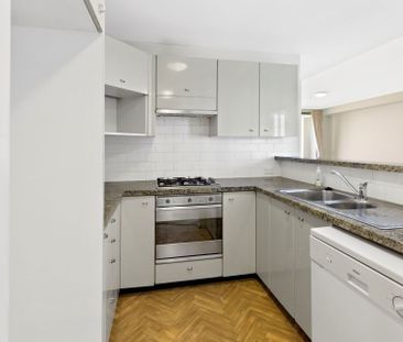 2 Bedroom Apartment in the Heart of North Sydney - Photo 2