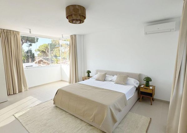 LARGE DETACHED VILLA WITH PRIVATE POOL AND GARDEN