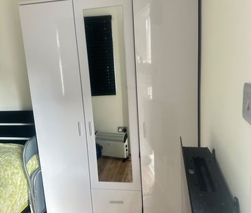 Studio Flat, Park Road, IG1 - Photo 2