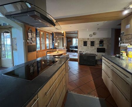 Family-friendly farmhouse with large garden and modern amenities - Photo 5