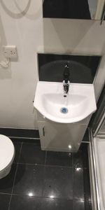 1 bedroom in a flat share to rent - Photo 4