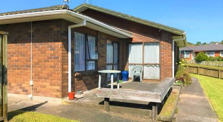 Lovely 3 bedroom home with internal access garage - Photo 3