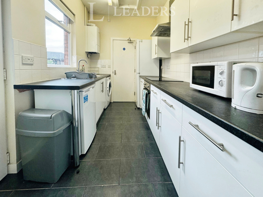 1 bedroom in a house share to rent - Photo 1