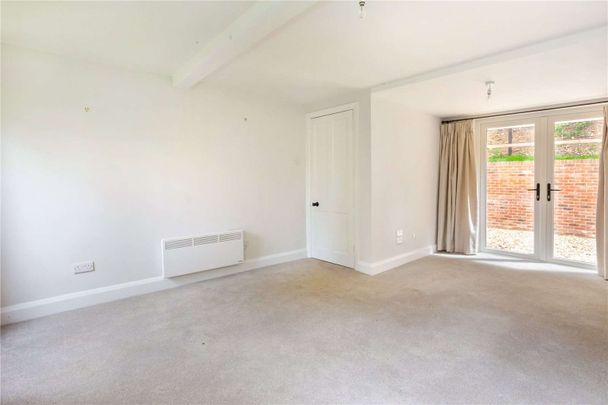 A charming three bedroom cottage in an idyllic location - Photo 1