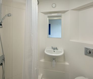 Bedsit, Anne Bryans House, NW3 - Photo 5