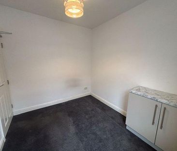 4 bedroom semi-detached house to rent - Photo 3