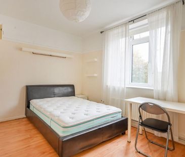 3 bedroom flat to rent - Photo 2