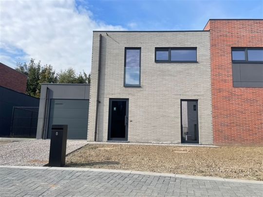Nouvelle maison dans un quartier résidentiel - Photo 1