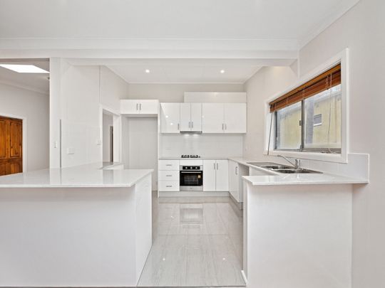 4 Bedroom Family Home plus study! - Photo 1