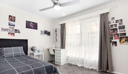 Spacious family home in prime location - Photo 3