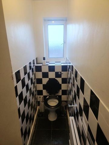 1 bedroom in a flat share to rent - Photo 2