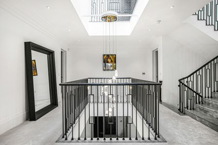 Expansive family home with private swimming pool for rent in Oxshott - Photo 2