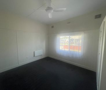 2 Bedroom, 1 Bathroom in the Heart of Moe - Photo 3