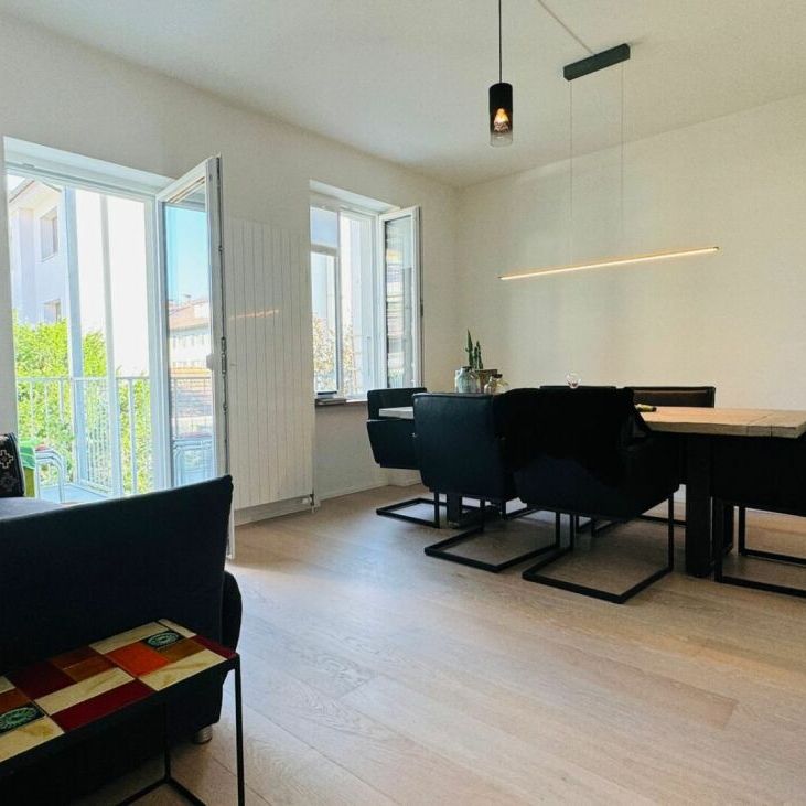 Hochwertige, neuwertige möblierte 3.5-Zi.-Wohnung im 1. OG mit Balkon (ohne Lift) Möbiliert - Photo 1