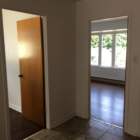 Saint-Jérôme – Appartement 4 1/2 avec 2 chambres et un stationnement extérieur à louer - Photo 3