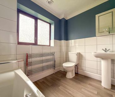 4 bedroom detached house to rent - Photo 3
