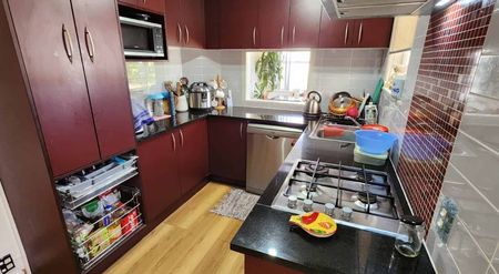 Beautiful 4 Bedroom Family Home - Photo 3