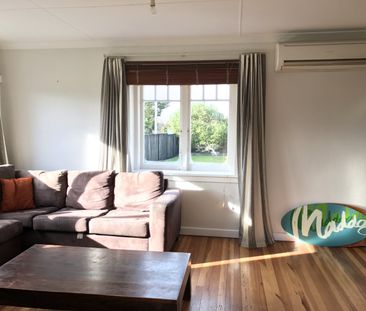 This well-presented three-bedroom, single-bathroom home offers comf... - Photo 2