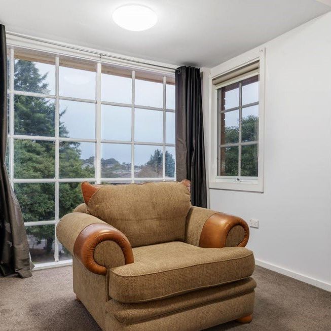 LARGE 5-6 BEDROOM FAMILY HOME - Photo 1