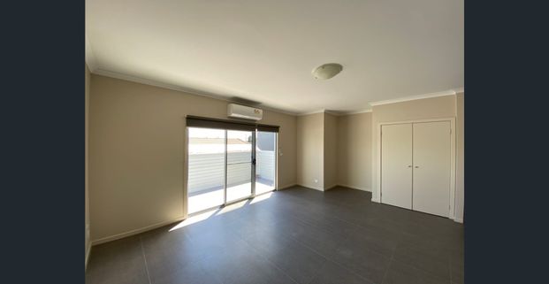 Contemporary Reverse Living Style - Photo 1