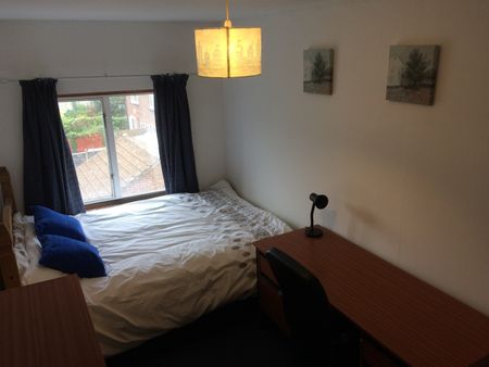 6 Bed End Terrace, Renelagh Gardens, SO15 - Photo 5