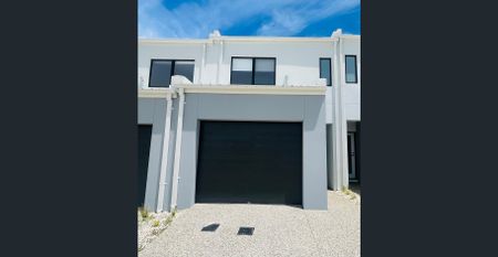 Modern & Stylish Townhouse - Photo 3