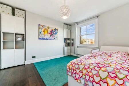 2 bedroom flat in London - Photo 4