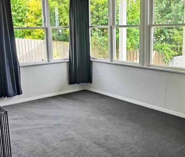 3BR Home in Marchwiel! Lawns included! - Photo 3