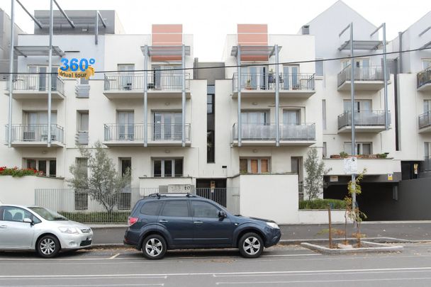 SPACIOUS APARTMENT IN THE HEART OF CARLTON - Photo 1