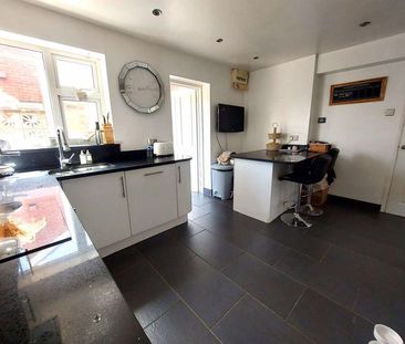 3 bedroom semi-detached bungalow to rent - Photo 5