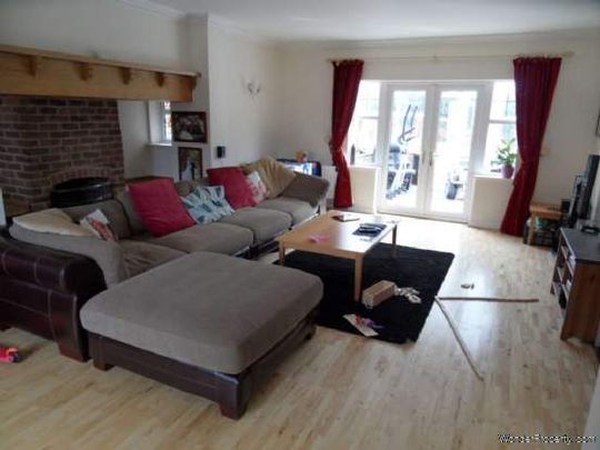 5 bedroom property to rent in Epsom - Photo 1