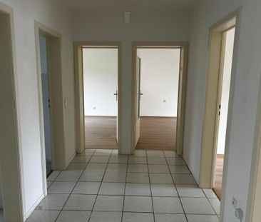 Rent now – pay less! Partially renovated 4-room apartment available... - Foto 1