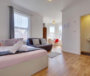 Studio to rent - Photo 1