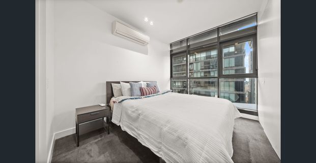 Top floor corner apartment - fully furnished & new carpet. - Photo 1