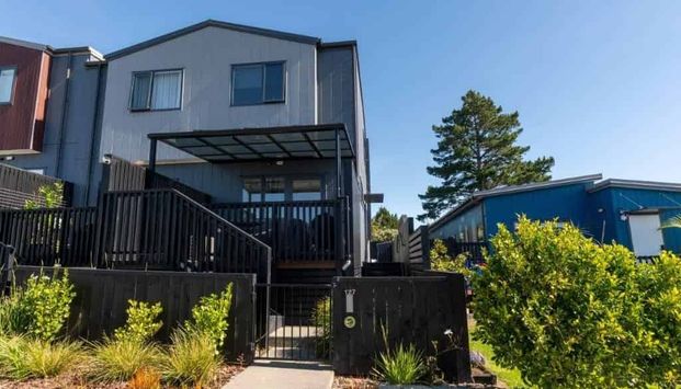 Trendy and near new - Photo 1