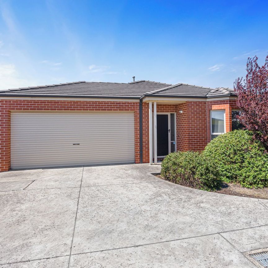 MODERN TOWNHOUSE IN CLOSE PROXIMEITY TO LAKE WENDOUREE & SHOPPING CENTERS - Photo 1