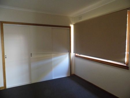 3 BEDROOM HOUSE IN THE HEART OF ALTONA - Photo 3