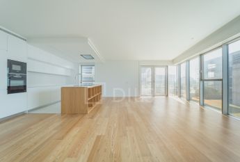 Apartamento T3 com varanda, novo, com vista mar, em Vila Nova de Gaia