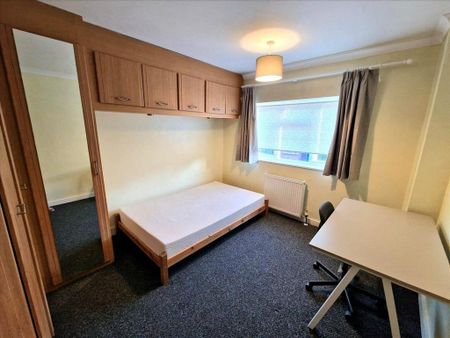 4 bedroom end of terrace house to rent - Photo 5